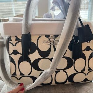 NWT Coach BW Andrea Large CRYL must see